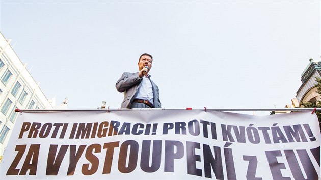 Tomio Okamura na demonstraci proti imigrantům a EU (1. července 2015)