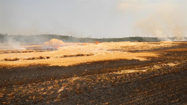 Požár pole u obce Kučeř na Písecku likvidovali jihočeští hasiči v úterý několik hodin.