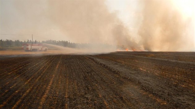 Požár pole u obce Kučeř na Písecku likvidovali jihočeští hasiči v úterý několik hodin.