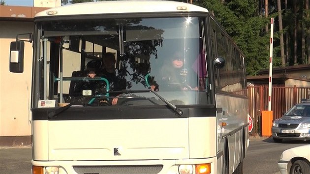 Autobus odv st benc z uprchlickho tbora v Bl-Jezov na Mladoboleslavsku pot, co tu zasahovala policie. Jeden z uprchlk s dttem hrozil na balkon zazen, e pokud bude jeho rodina deportovna jinam, sko. (7. 7. 2015)