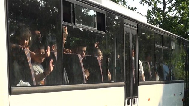 Policie doasn deportovala st benc z uprchlickho tbora v Bl-Jezov na Mladoboleslavsku. Situace tu byla nepehledn pot, co jeden z uprchlk s dttem hrozil na balkon zazen, e pokud bude jeho rodina deportovna jinam, sko. (7. 7. 2015)