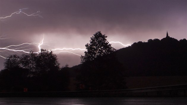 Noční bouře nad zámkem Zelená Hora u Nepomuku. (8. 7. 2015)