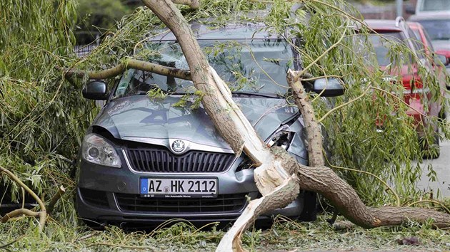 Vtev stromu pokodila auto v  msteku Framersheim pobl Mohue, kterm prolo torndo. (8. 7. 2015)