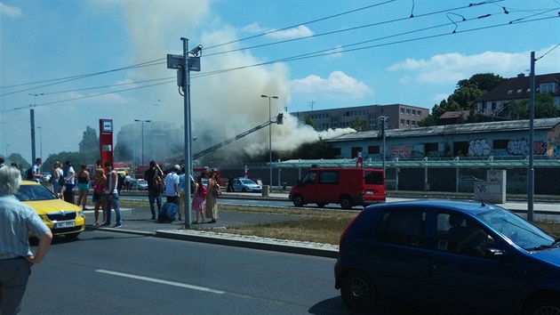 Požár staré skladištní budovy na nádraží Praha - Veleslavín.