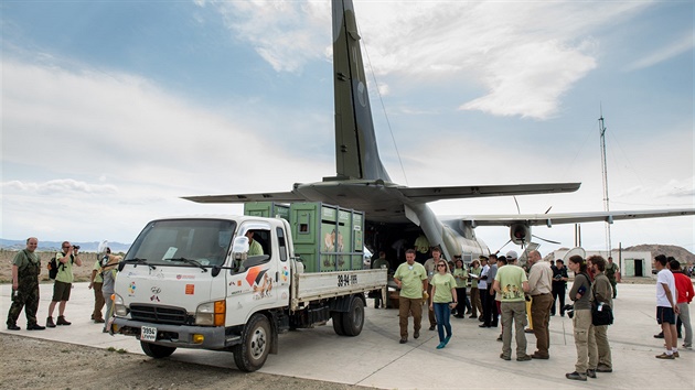 Nakládání transportních beden na nákladní auto z armádního letounu Casa, který...