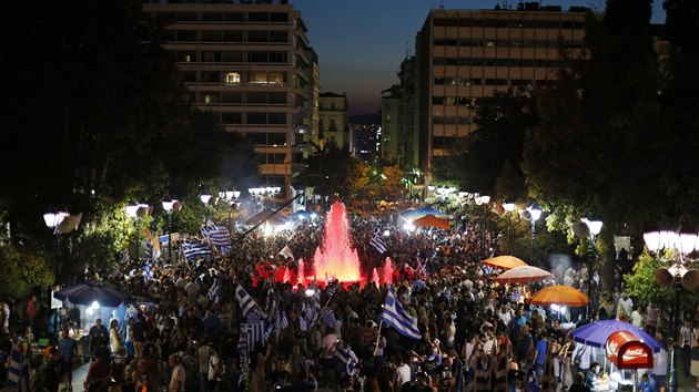 Řekové v Athénách oslavují výsledky referenda. (5. července 2015)