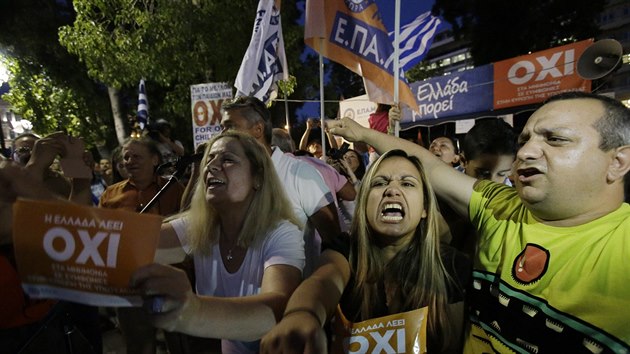 Řekové v Athénách oslavují výsledky referenda. (5. července 2015)