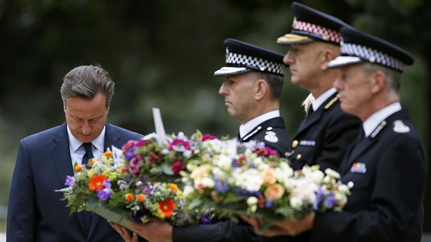 Britsk premir David Cameron uctv pamtku 56 obt, kter ped deseti lety zemely pi bombovch tocch v Londn. (7. ervence 2015)