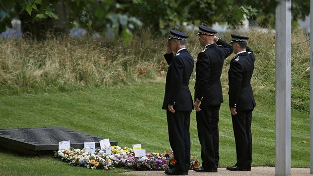 Velk Britnie si pipomn pamtku 56 obt, kter ped deseti lety zemely pi bombovch tocch v Londn. Na snmku salutuj policejn dstojnci u pamtnku v Hyde Parku. (7. ervence 2015)