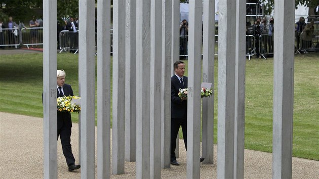 Velk Britnie si pipomn pamtku 56 obt, kter ped deseti lety zemely pi bombovch tocch v Londn. Primtor britsk metropole Boris Johnson a premir David Cameron nesou vnce k pamtnku v Hyde Parku. (7. ervence 2015)