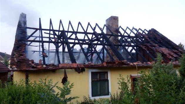 V obci Dešná někdo zapálil opuštěný dům s hospodářskými staveními.