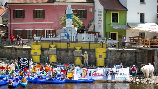 Ropná plošina i lední medvěd na břehu Vltavy. Aktivisté z hnutí Greenpeace protestovali v centru Českého Krumlova proti těžbě ropy v Arktidě.