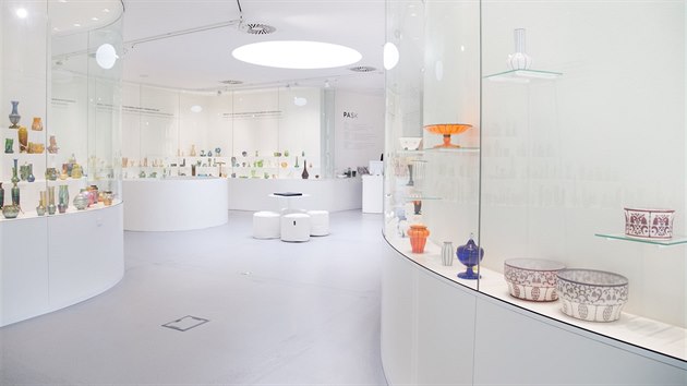 St�l� expozice historick�ho skla je um�st�na do vitr�n pod�l st�n a do okna k zahrad�.