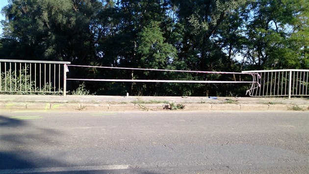 V Hrdku na Znojemsku auto po nehod prorazilo zbradl mostu a ztilo se z osmimetrov vky (2. ervence 2015).