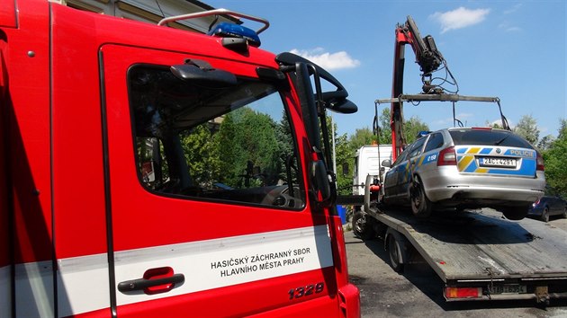 Podplen policejn auto u sluebny v Praze-Stranicch (1. ervence 2015).