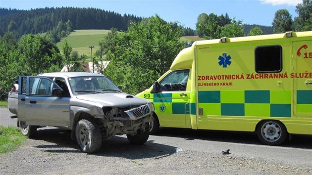 Motocyklista se ve Velkých Karlovicích na Vsetínsku vážně zranil při srážce s terénním mitsubishi (4. července 2015).