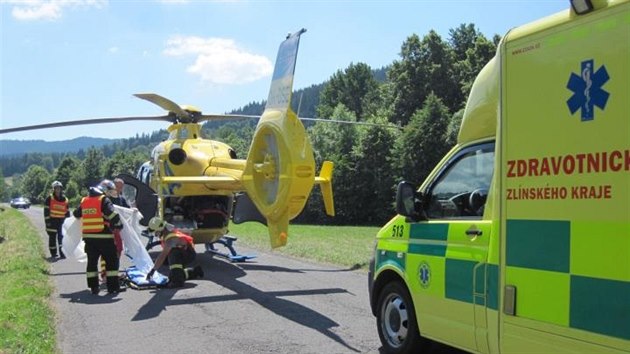 Motocyklista se ve Velkých Karlovicích na Vsetínsku vážně zranil při srážce s terénním mitsubishi (4. července 2015).