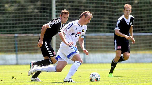 Zpas mezi FC Vysoina a Dynamo esk Budjovice v irovnici. V  blm dresu Pavel Dvok (4. ervence 2015).