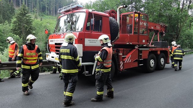 Hasii vyprouj havarovan nissan. Senior usnul za volantem a ztil se z patnctimetrovho srzu (6. ervence 2015).