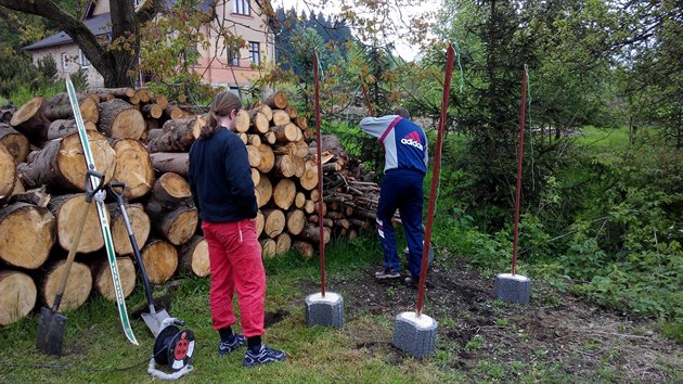 Zkladem kompostru se staly tyi dvoumetrov elezn jekly zaputn do ztracenho bednn a zalit betonem. Ten bylo poteba nechat jeden den zatvrdnout. 