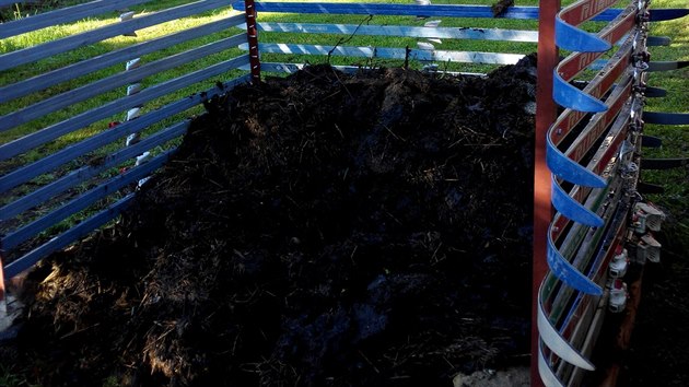 Ze samotn trvy kompost samozejm nevytvote, take na kompostu kon i dal organick materil.