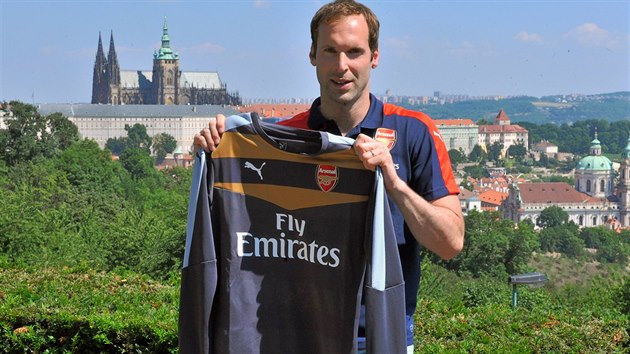 Fotbalový branká� Petr �ech krátce po p�estupu do Arsenalu pózuje v Praze na...