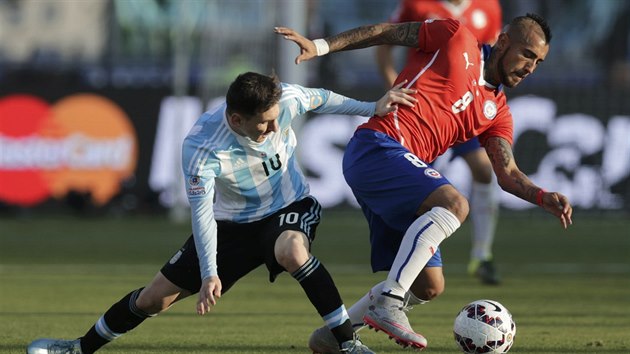Chilsk zlonk Vidal (vpravo) bojuje s argentinskm tonkem Lionelem Messi bhem finle mistrovstv Jin Ameriky.
