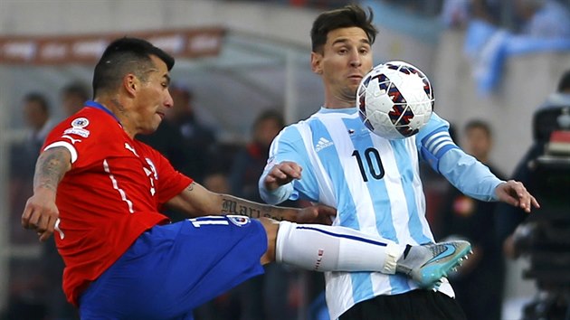 Chilsk fotbalista Gary Medel na  argentinskho tonka Lionela Messiho bhem finle mistrovstv Jin Ameriky nebral ohled.