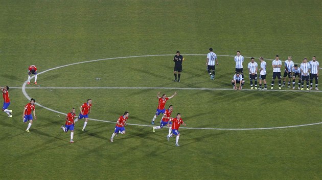 RADOST A SMUTEK. Fotbalisté Chile (v erveném) se radují poté, co v penaltovém...