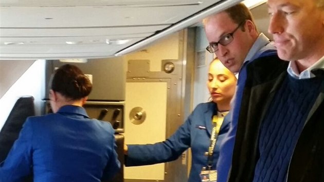Princ William na palub letadla nzkonkladov spolenosti Ryanair.