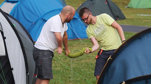 Baki se ve festivalovm stanovm msteku probudili do mokrho rna.