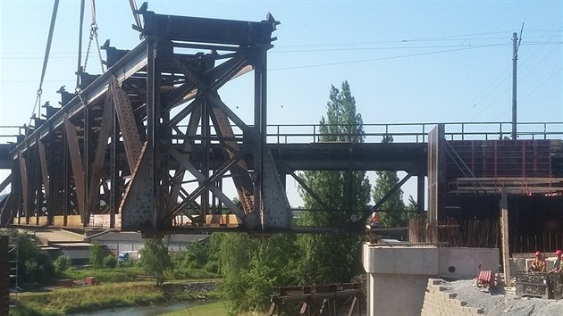 Tk technika bour prvn polovinu elezninho mostu u Tnsk ulice v Plzni na Doubravce. (2. ervence 2015)