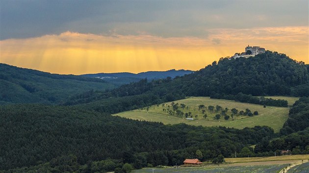 Z horkovzdunho balonu se na hrad Buchlov nabz atraktivn vhled.