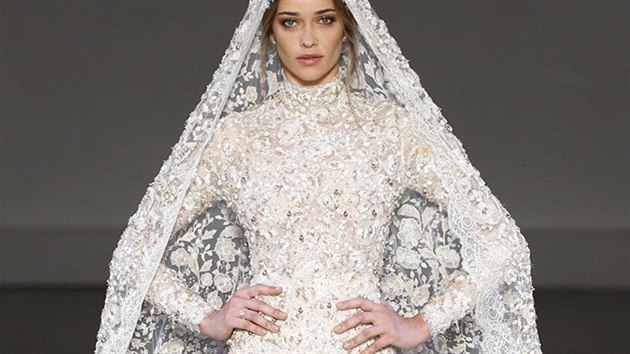 Brazilsk modelka Ana Beatriz Barrosov ve svatebn toalet z haute couture kolekce Ralph&Russo