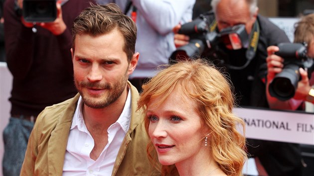 Jamie Dornan a Aa Geislerov na ervenm koberci u hotelu Thermal