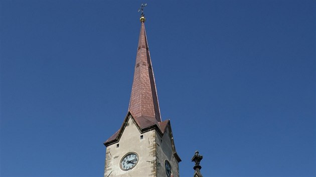 Mohelnick kostel svatho Tome z Canterbury nabz po rekonstrukci vyhldku, odkud je mon vidt do irokho okol, a tak spatit z jednoho msta hrady Bouzov s Mrovem a zmek sov.