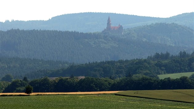 Mohelnick kostel svatho Tome z Canterbury nabz po rekonstrukci vyhldku, odkud je mon vidt do irokho okol, a tak spatit z jednoho msta hrady Bouzov (na snmku) s Mrovem a zmek sov.