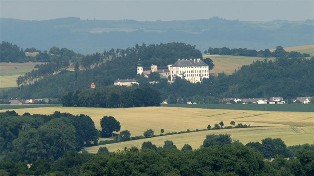 Mohelnick kostel svatho Tome z Canterbury nabz po rekonstrukci vyhldku, odkud je mon vidt do irokho okol, a tak spatit z jednoho msta hrady Bouzov s Mrovem a zmek sov (na snmku).