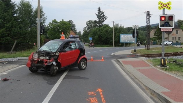 idika vjela na Jesenicku na eleznin pejezd navzdory blikajc varovn signalizaci, do vozu vzpt narazil projdjc vlak.