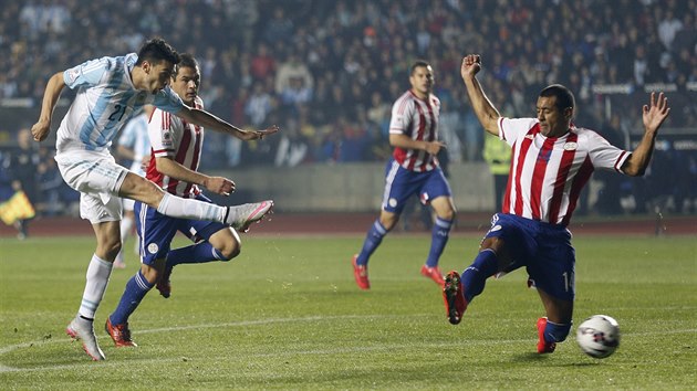 Argentinsk fotbalista Javier Pastore (vlevo) skruje v utkn s Paraguay.