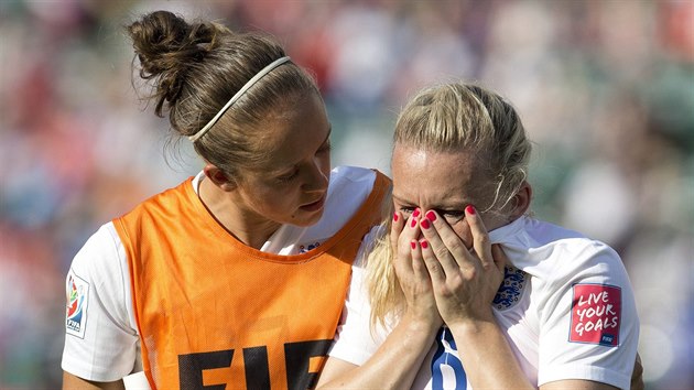 Anglick fotbalistka Josanne Potterov (vlevo) utuje plac spoluhrku Lauru Bassettovou, je semifinle SM rozhodla vlastnm glem.