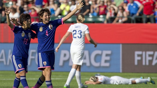 Anglick fotbalistka Laura Bassettov le na trvnku po vlastnm glu v semifinle MS, radost z toho maj Japonky.