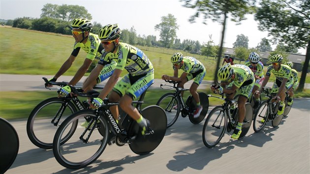Cyklist stje Tinkoff-Saxo se chystaj na start Tour de France.