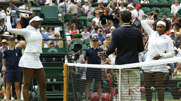Venus (vlevo) a Serena Williamsovy se protahuj ped vzjemnm soubojem v osmifinle Wimbledonu.