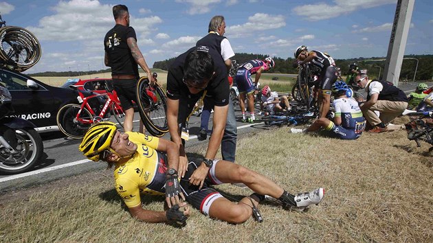 Fabian Cancellara le vedle vozovky po hromadnm pdu ve tet etap Tour de France.