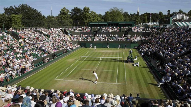 Gilles Simon podv, Tom Berdych na pjmu v osmifinle Wimbledonu.