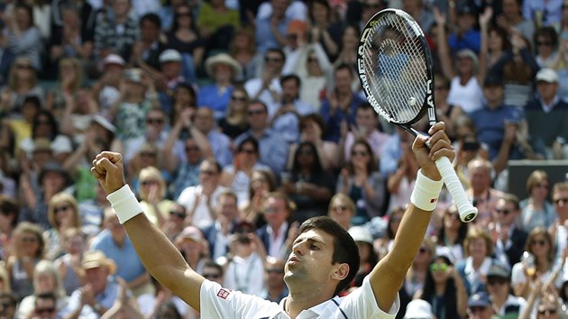 Novak Djokovi se raduje z postupu do wimbledonského tvrtfinále.