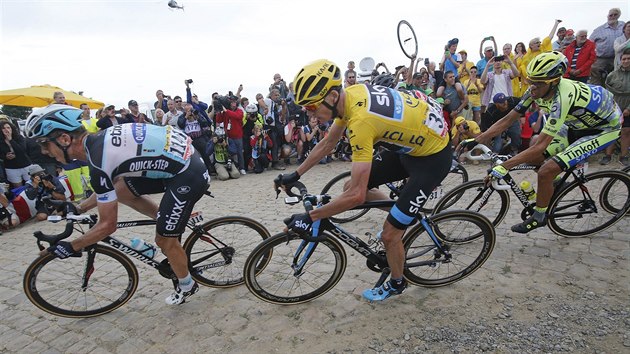 Tony Martin, Chris Froome a Alberto Contador (zleva) ve tvrt etap Tour de France