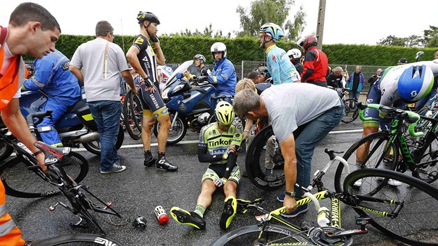 Matteo Tosatto se sbr z pdu v pt etap Tour de France.