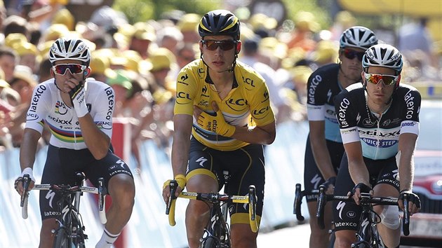 Tony Martin (ve lutm) upadl v zvru est etapy Tour de France, do cle dojd v doprovodu tmovch koleg.